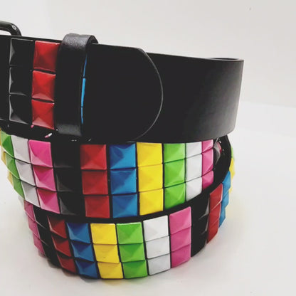 Cinturón punk multicolor con tachuelas